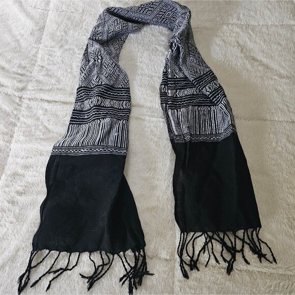 Black & White Scarf. - Picture 1 of 3